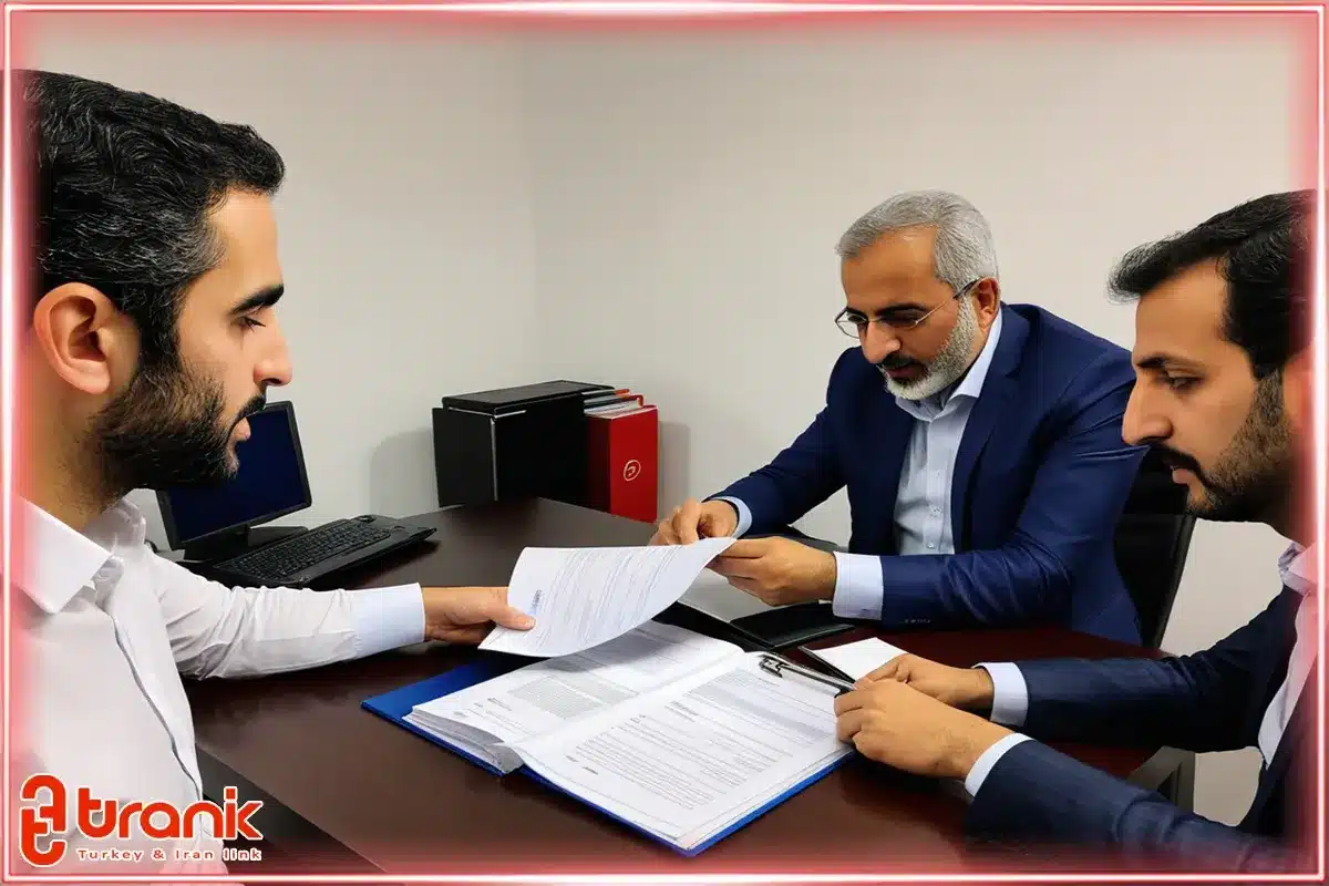 عکس مترجمی رسمی ایرانی در ترکیه در حال ترجمه اسناد